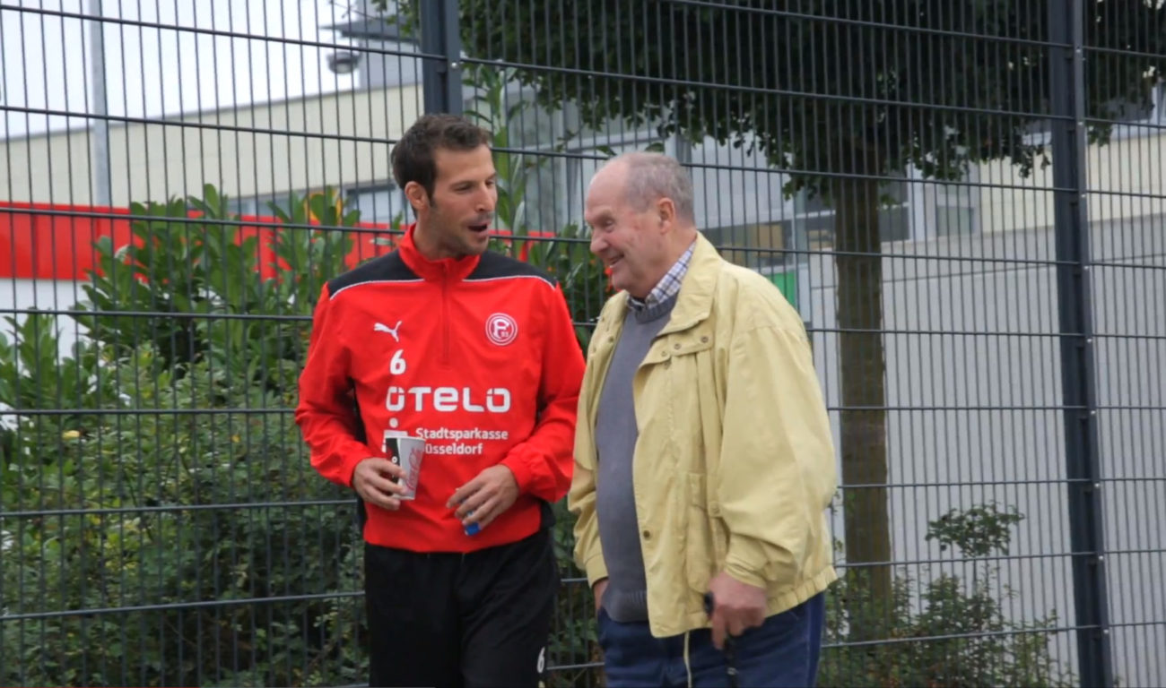 Vize-Kapitän Langeneke mit Fortuna-Legende Matthes Mauritz - Alte und junge Legenden sollen Teil der Dokumentation sein Holger Schürmann / Lars Pape Vize-Kapitän Langeneke mit Fortuna-Legende Matthes Mauritz - Alte und junge Legenden sollen Teil der Dokumentation sein Holger Schürmann / Lars Pape