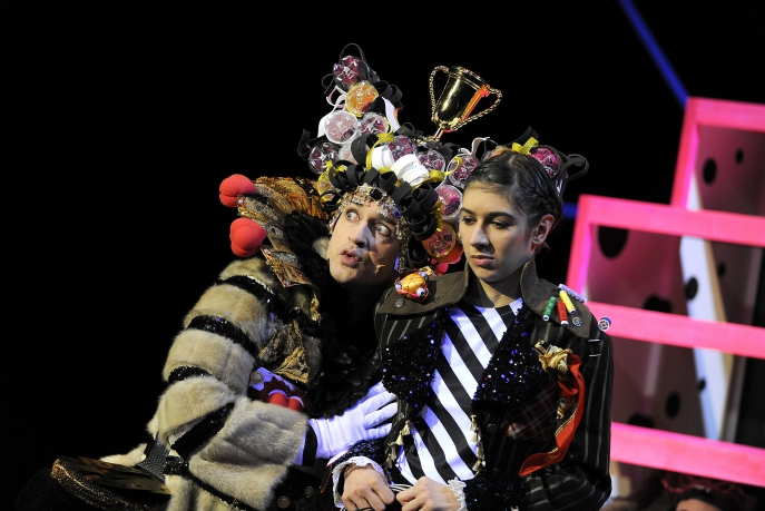 "Wir malen die Rosen rot, sonst schlägt uns die Königin tot.“ Sebastian Hoppe, Düsseldorfer Schauspielhaus "Wir malen die Rosen rot, sonst schlägt uns die Königin tot.“ Sebastian Hoppe, Düsseldorfer Schauspielhaus