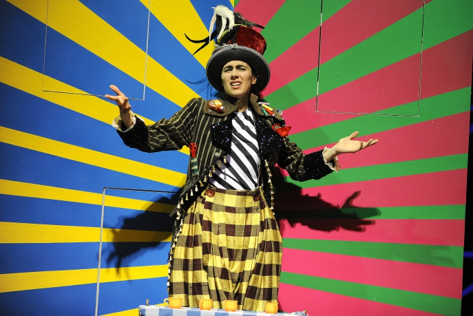 "All das Gerede von Blut und Erschlagen verdirbt mir den Appetit auf Tee.“ Sebastian Hoppe, Düsseldorfer Schauspielhaus "All das Gerede von Blut und Erschlagen verdirbt mir den Appetit auf Tee.“ Sebastian Hoppe, Düsseldorfer Schauspielhaus