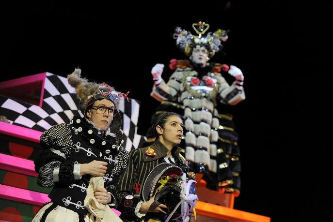 "Alice, man darf sein Leben nicht nach anderen richten. Man muss seine Entscheidungen alleine fällen." Sebastian Hoppe, Düsseldorfer Schauspielhaus "Alice, man darf sein Leben nicht nach anderen richten. Man muss seine Entscheidungen alleine fällen." Sebastian Hoppe, Düsseldorfer Schauspielhaus