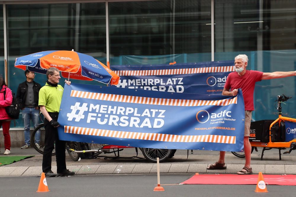 Der ADFC Düsseldorf demonstriert für #MEHR PLATZ FÜRS RAD. (Foto: ADFC Düsseldorf, Dirk Schmidt) Der ADFC Düsseldorf demonstriert für #MEHR PLATZ FÜRS RAD. (Foto: ADFC Düsseldorf, Dirk Schmidt)