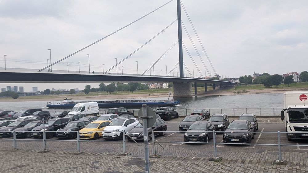 Für Autos werden exklusivste Plätze errichtet, für Fahrräder nicht. (Foto: ADFC Düsseldorf) Für Autos werden exklusivste Plätze errichtet, für Fahrräder nicht. (Foto: ADFC Düsseldorf)
