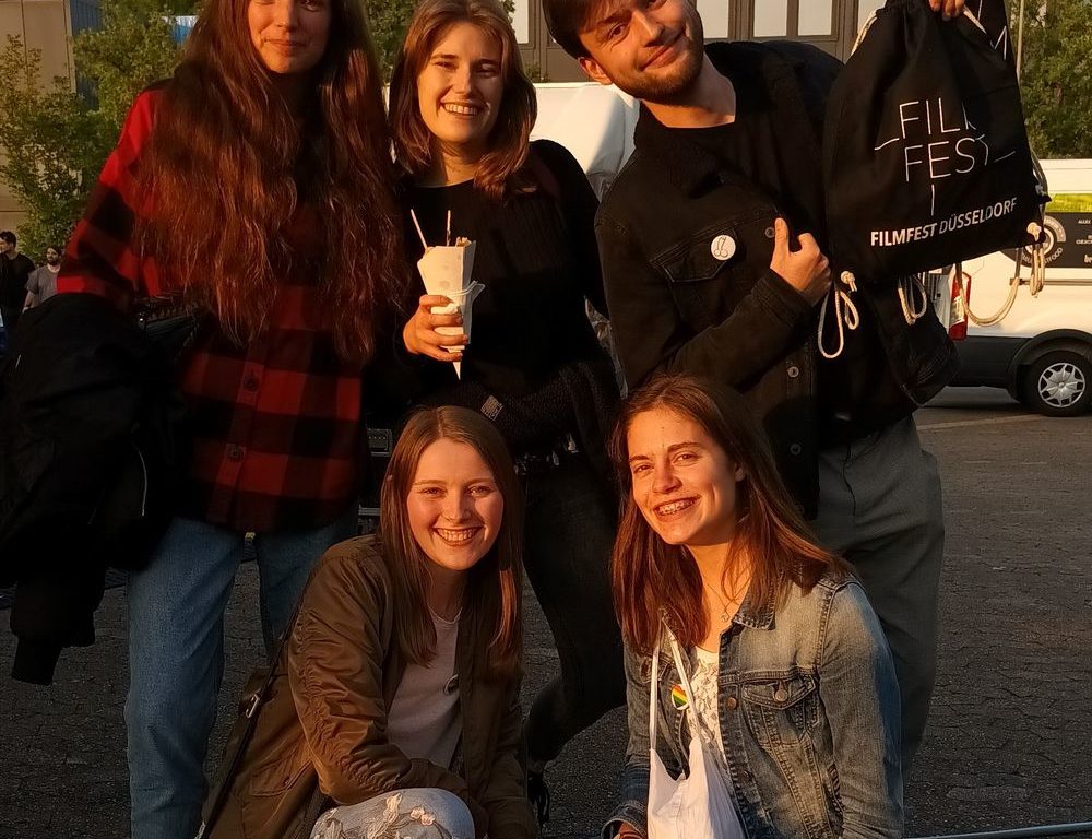 Es gab auch Stände vom Filmfest Düsseldorf, Viva con Agua und einigen anderen Organisationen. Es gab auch Stände vom Filmfest Düsseldorf, Viva con Agua und einigen anderen Organisationen.