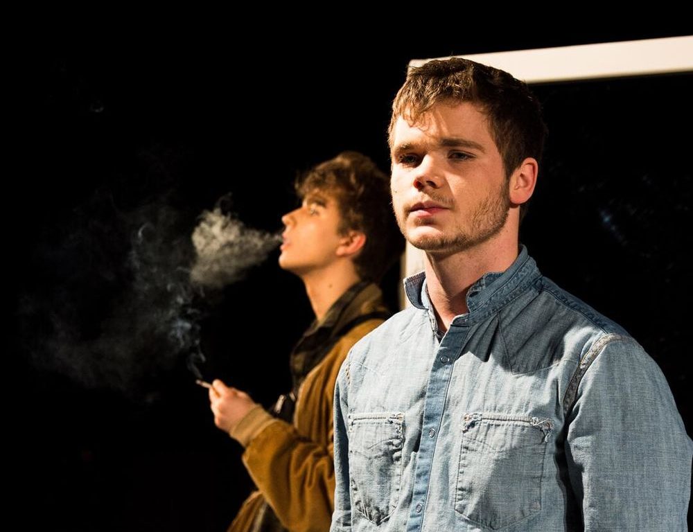 Glashaus - Von Einsamkeit in einer technikgesteuerten Welt Michael Bayen (16) spielt die Hauptrolle, das "Ich" im Theaterstück Glashaus. (Foto: Lukas Marvin Thum)