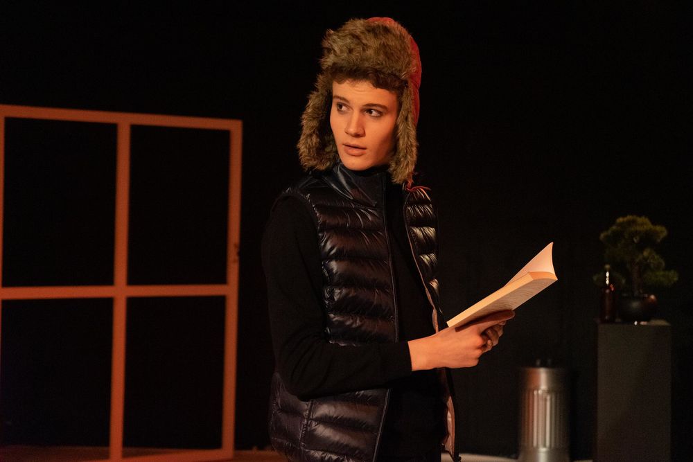 Als die Romanfigur Holden Caulfield alias Nico Kleemann im Leben des Ichs auftaucht, fängt dieser an, an seinem Verstand zu zweifeln. (Foto: The-Duy Hoang) Als die Romanfigur Holden Caulfield alias Nico Kleemann im Leben des Ichs auftaucht, fängt dieser an, an seinem Verstand zu zweifeln. (Foto: The-Duy Hoang)