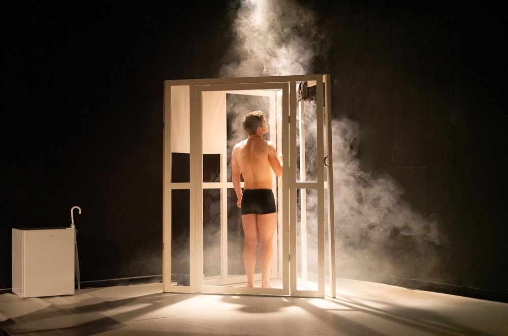 Das Glashaus, das in dieser Szene eine Dusche darstellt, ist eine bedeutende Requisite und ein wichtiges Symbol für die Einsamkeit im Theaterstück. (Foto: The-Duy Hoang) Das Glashaus, das in dieser Szene eine Dusche darstellt, ist eine bedeutende Requisite und ein wichtiges Symbol für die Einsamkeit im Theaterstück. (Foto: The-Duy Hoang)