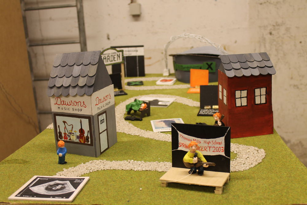 Kunst im Keller: Ein Kunstprojekt der besonderen Art Ed Sheerans Lebensweg von Winnie Fritz. (Foto: Christina Behrens)