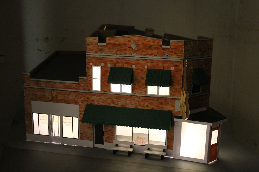 Eine Nachbildung von Amelie Johannknecht: Das Ton-Studio von Robbie Williams. (Foto: Christina Behrens) Eine Nachbildung von Amelie Johannknecht: Das Ton-Studio von Robbie Williams. (Foto: Christina Behrens)