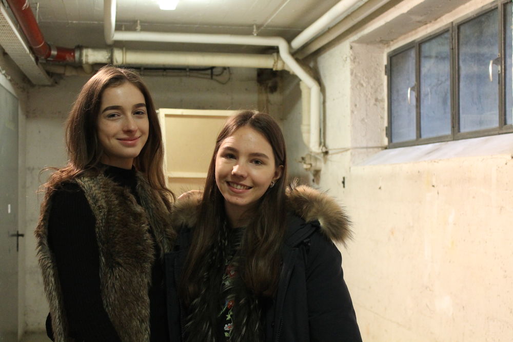 Louisa und Chantal führen durch die Ausstellung. (Foto: Christina Behrens) Louisa und Chantal führen durch die Ausstellung. (Foto: Christina Behrens)