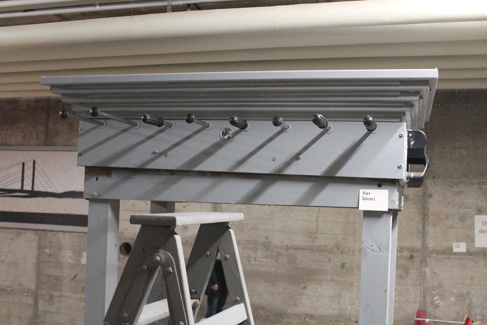 Die Fußball-Skandale sind nur schwer zu erreichen. Ein Kunstwerk von Piet Schierl. (Foto: Christina Behrens) Die Fußball-Skandale sind nur schwer zu erreichen. Ein Kunstwerk von Piet Schierl. (Foto: Christina Behrens)