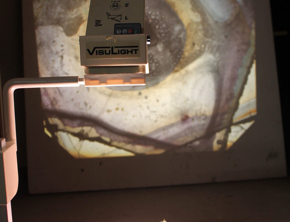 Ein sich veränderndes Kunstwerk. Die flüssige Farbe auf dem Projektor. Von Vitus Rennert. (Foto: Christina Behrens) Ein sich veränderndes Kunstwerk. Die flüssige Farbe auf dem Projektor. Von Vitus Rennert. (Foto: Christina Behrens)