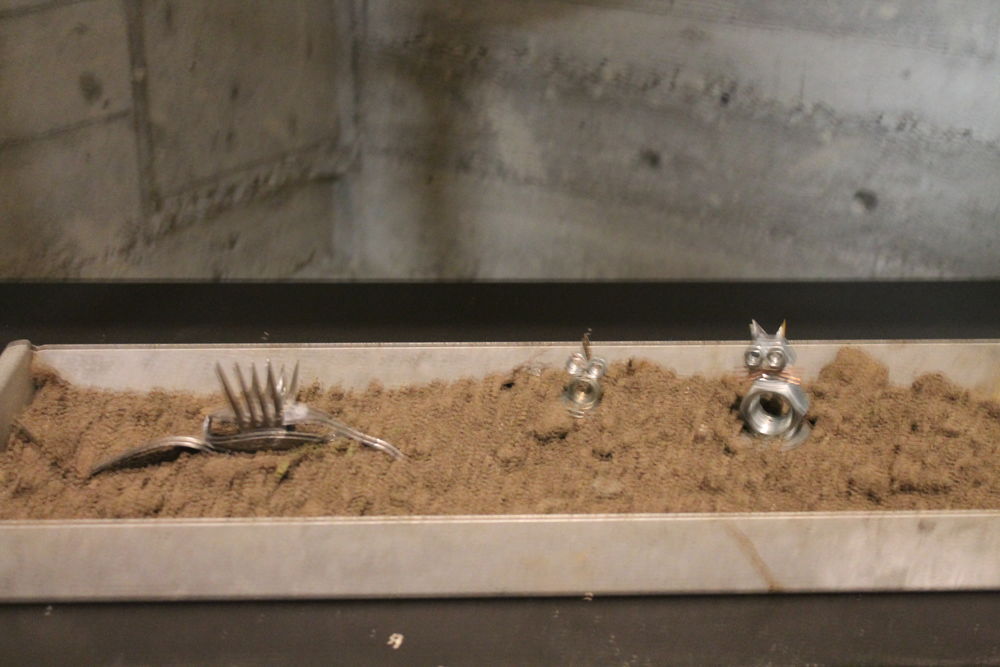 Metallarbeiten: Fabelwesen im Sand von Karolin Kleine. (Foto: Christina Behrens) Metallarbeiten: Fabelwesen im Sand von Karolin Kleine. (Foto: Christina Behrens)