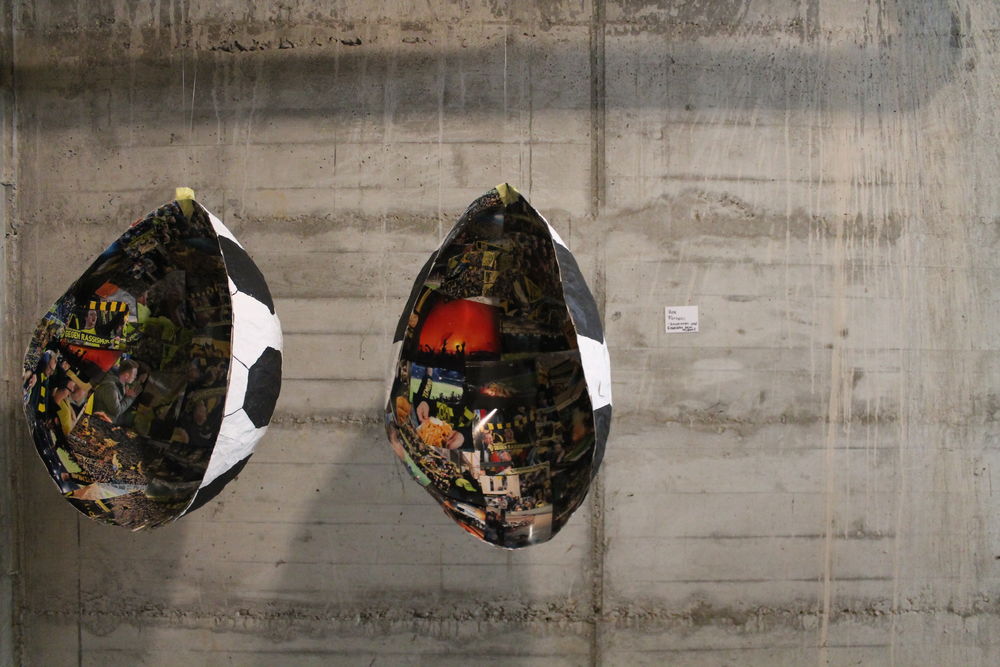 Geschichten in einem aufgeschnittenen Fußball - zu finden in einem Werk von Zoe Forrahl. (Foto: Christina Behrens) Geschichten in einem aufgeschnittenen Fußball - zu finden in einem Werk von Zoe Forrahl. (Foto: Christina Behrens)