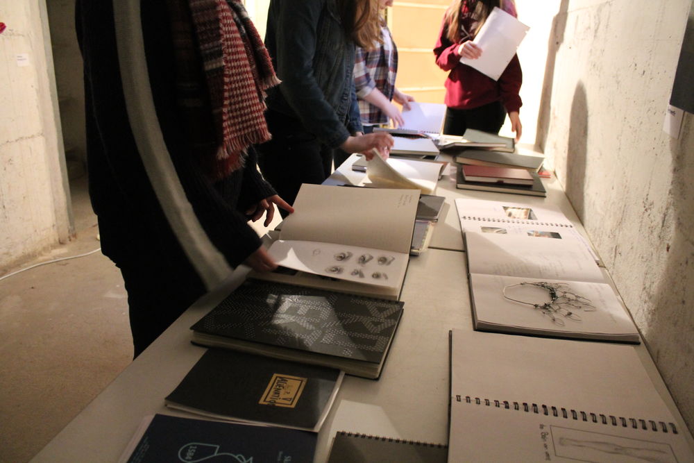 Die Projektbücher zeigen den Verlauf der Kunstwerke von der ersten Idee bis zum fertigen Projekt. (Foto: Christina Behrens) Die Projektbücher zeigen den Verlauf der Kunstwerke von der ersten Idee bis zum fertigen Projekt. (Foto: Christina Behrens)