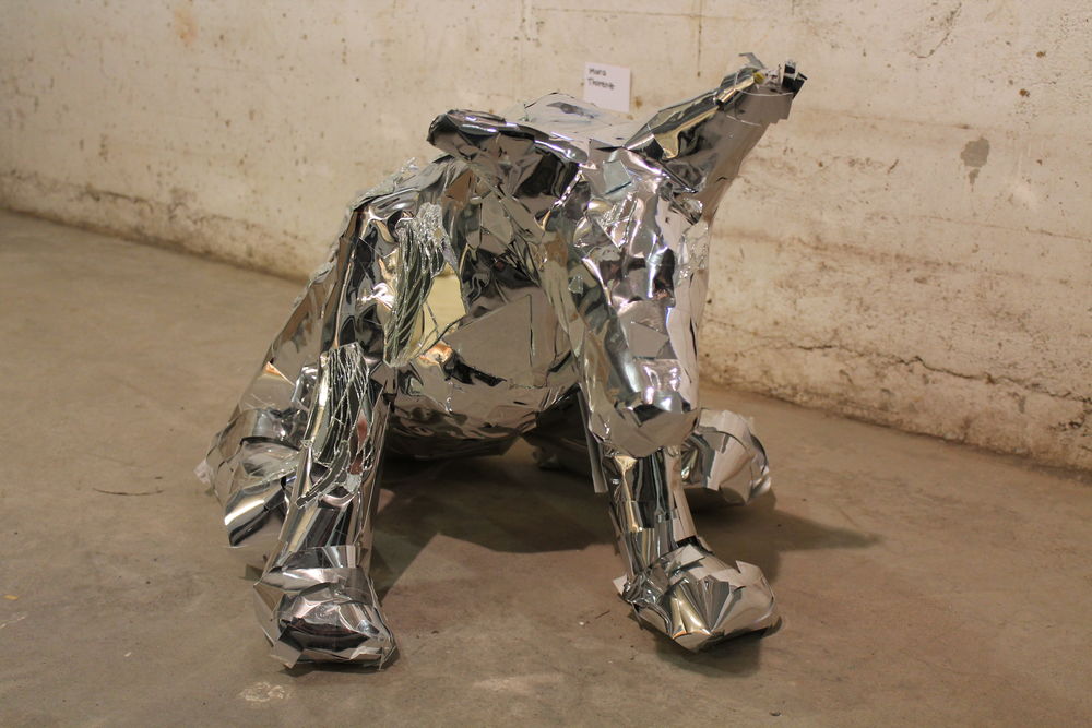 Mara Torenz Tier, vollständig bedeckt mit Spiegeln. (Foto: Christina Behrens) Mara Torenz Tier, vollständig bedeckt mit Spiegeln. (Foto: Christina Behrens)