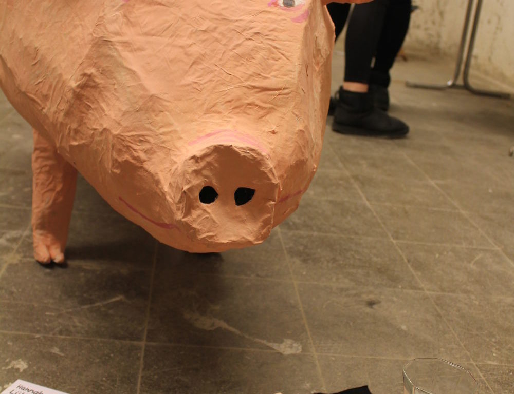 Wer frisst hier wen? Das Werk von Hannah Lübke regt zum Nachdenken an. (Foto: Christina Behrens) Wer frisst hier wen? Das Werk von Hannah Lübke regt zum Nachdenken an. (Foto: Christina Behrens)