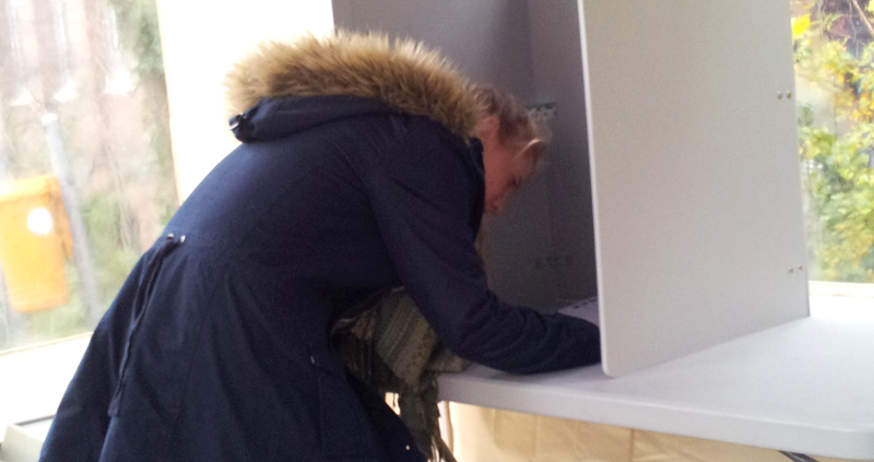 Düsseldorfer Jugendliche wählten am Mittwoch ihren Jugendrat. Hier gibt eine Schülerin der Heinrich-Heine-Gesamtschule ihre Stimme ab. Jugendring