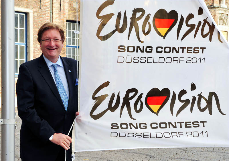 OB Elbers hisst die Fahne zum Song Contest. Stadt Düsseldorf