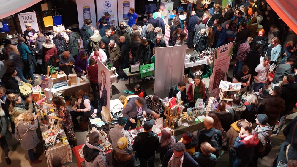 (Un-)weihnachtlich und vegan – der Adventsbasar im Zakk Rund 1800 Gäste besuchten den Basar. (Foto von Sofie Ambaum)
