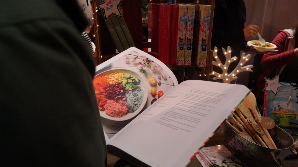 Für neue Inspirationen in der Küche gab es auch vegane Kochbücher. (Foto von Sofie Ambaum) Für neue Inspirationen in der Küche gab es auch vegane Kochbücher. (Foto von Sofie Ambaum)