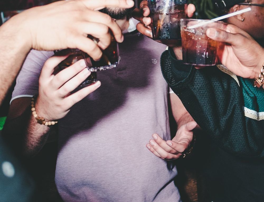 Nur einen Abend (Serie: "Jungsein in Zeiten von Corona") (Symbolfoto: John Arano, Unsplash)