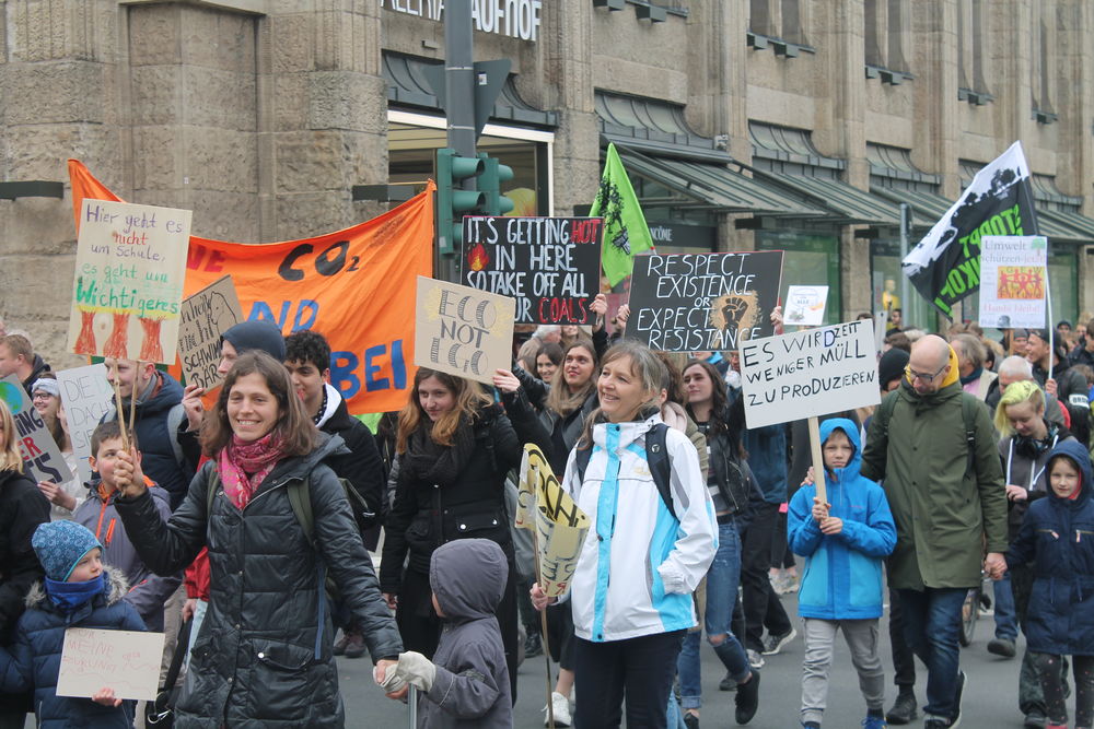Aus der Schüler-Demo wird eine Bewegung für alle. Mittlerweile protestieren bei "Fridays for Future" nicht mehr nur Kinder und Jugendliche mit. (Foto: Niklas Ester)
