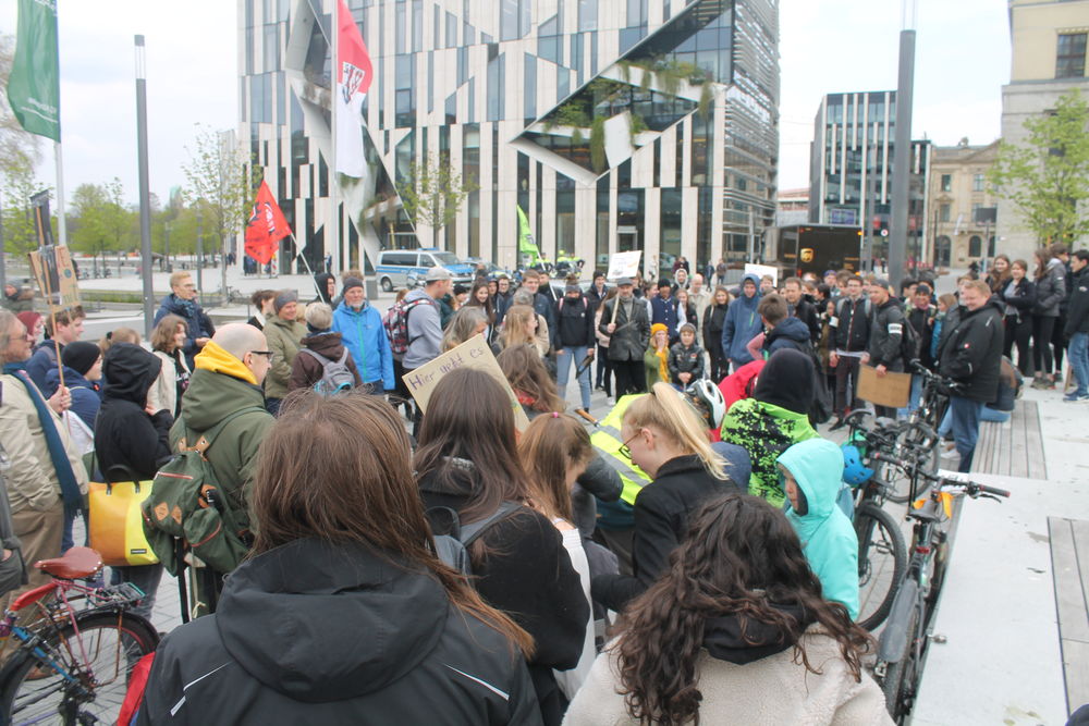 Zum Demostart waren rund 100 Demonstranten vor Ort, später kamen mehr dazu. (Foto: Niklas Ester)
