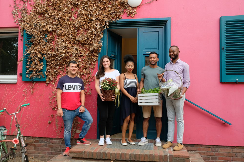 Azubi-WG: Wenn mit der Ausbildung auch das eigene Leben startet Emigena und Becky mit ihren neuen Mitbewohnern Omar, Momo und Shaik vor dem neuen Heim. (Foto: Christina Behrens)