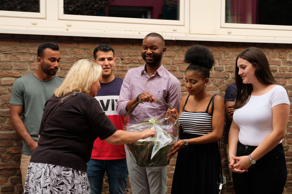 Die Nachbarn kommen mit Willkommensgeschenken. Hier legt man Wert auf eine gute Nachbarschaft. (Foto: Christina Behrens) Die Nachbarn kommen mit Willkommensgeschenken. Hier legt man Wert auf eine gute Nachbarschaft. (Foto: Christina Behrens)