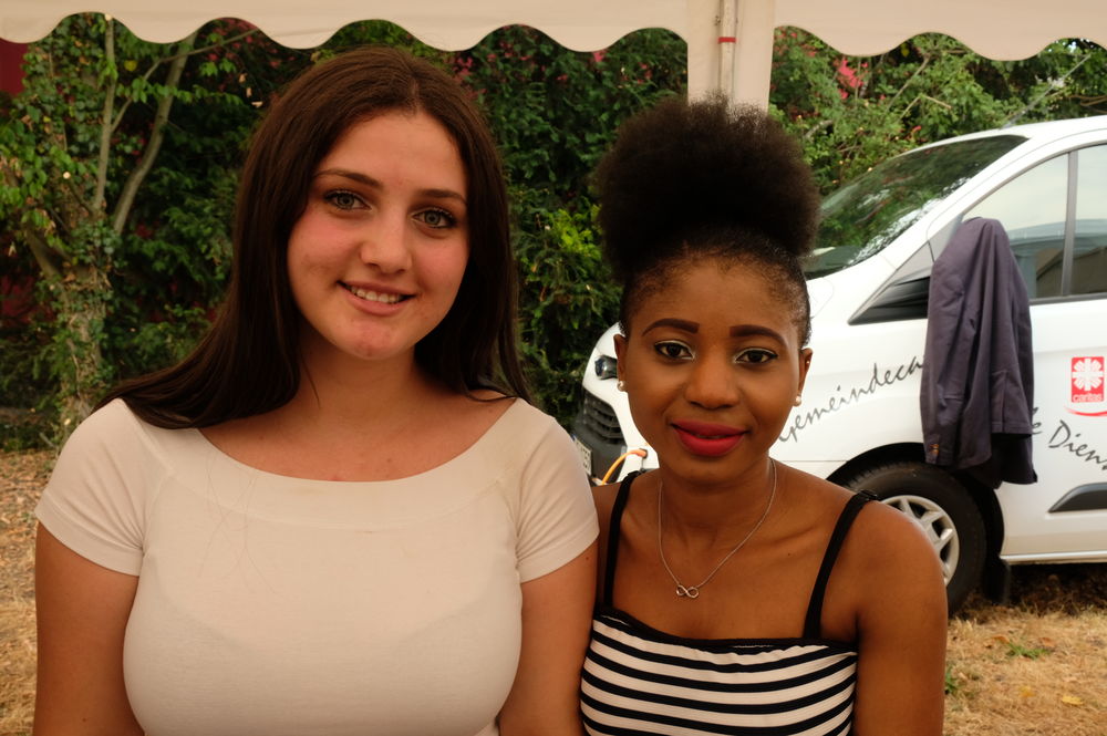 Emigena und Becky kannten sich schon aus der Ausbildung. Nun leben sie in dem Wohnprojekt der Caritas zusammen in einer WG. (Foto: Christina Behrens) Emigena und Becky kannten sich schon aus der Ausbildung. Nun leben sie in dem Wohnprojekt der Caritas zusammen in einer WG. (Foto: Christina Behrens)