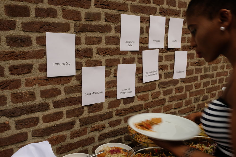 Zur Einweihung der WG gab es auch das passende Essen: Internationale Salate und Saucen. (Foto: Christina Behrens) Zur Einweihung der WG gab es auch das passende Essen: Internationale Salate und Saucen. (Foto: Christina Behrens)