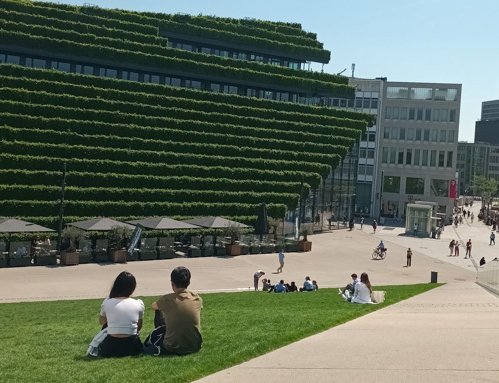 Umfrage: So genießt ihr den Frühling Der Ausblick von der Wiese auf den Kö-Bogen II