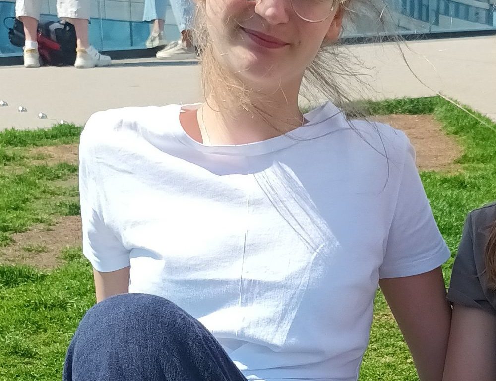 Emma (15): Ich mag Grünflächen wie diese, um einfach zu sitzen und die Sonne zu genießen.  An Corona denke ich hier nicht, denn das ist für mich zur Normalität geworden. Emma (15): Ich mag Grünflächen wie diese, um einfach zu sitzen und die Sonne zu genießen. An Corona denke ich hier nicht, denn das ist für mich zur Normalität geworden.