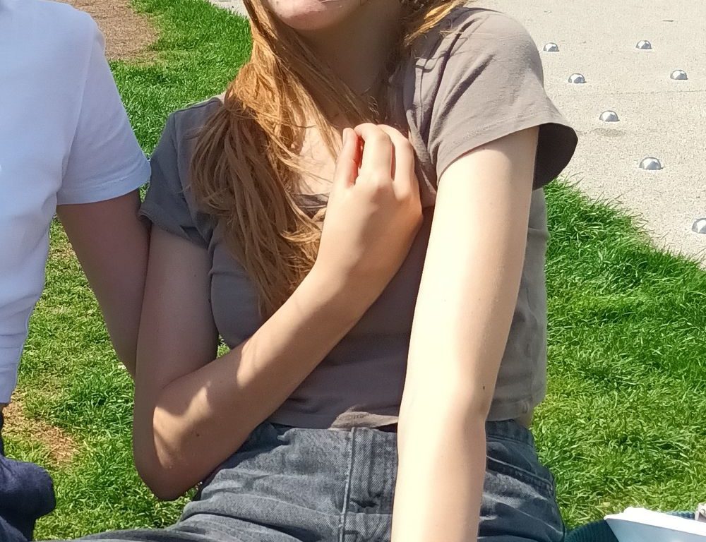 Livia (15): Ich finde es toll, dass es jetzt mehr Grün mitten in der Stadt gibt, denn Hier kann man super das gute Wetter genießen. Ich trage zwar noch viel eine Maske, aber an solchen Orten kann man Corona gut ausblenden. Livia (15): Ich finde es toll, dass es jetzt mehr Grün mitten in der Stadt gibt, denn Hier kann man super das gute Wetter genießen. Ich trage zwar noch viel eine Maske, aber an solchen Orten kann man Corona gut ausblenden.