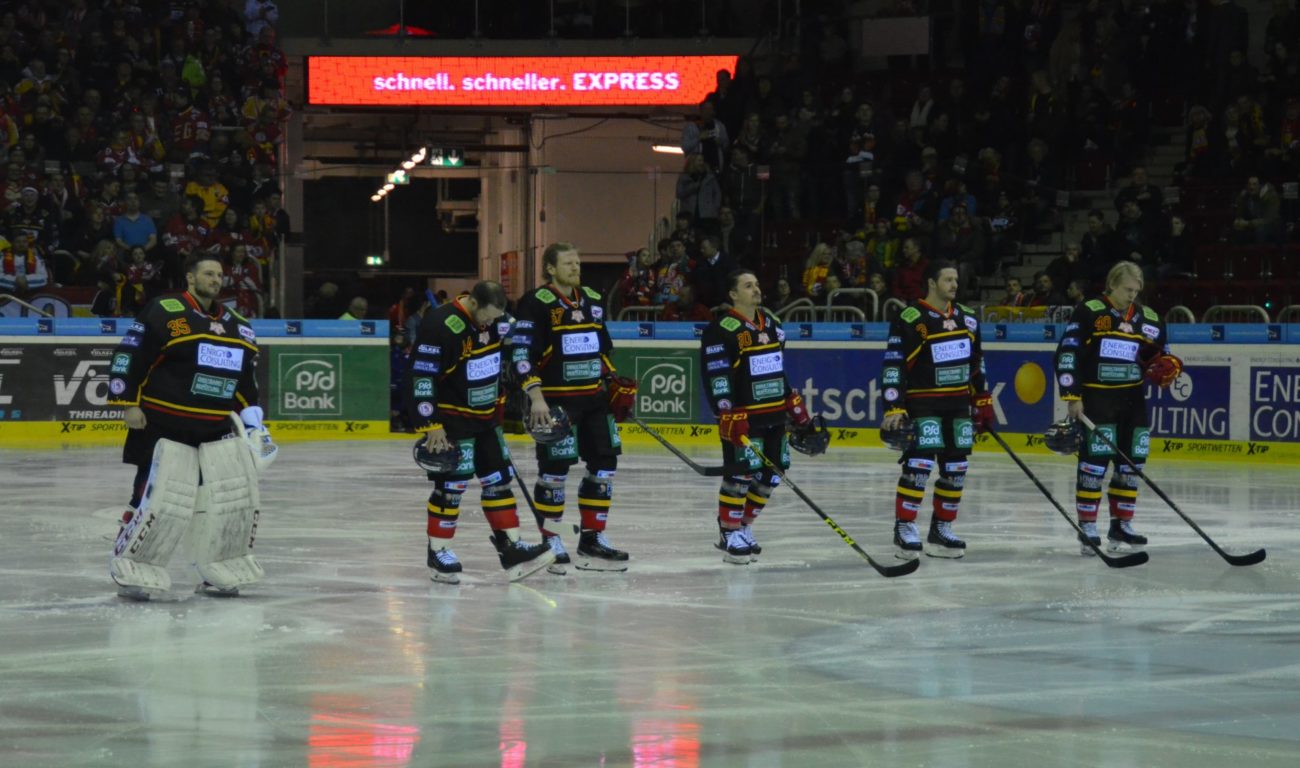 Starting Six des Abends: (v.l.n.r) im Tor: Mathias Niederberger; Norm Milley, Bernhard Ebner, Manuel Strodel, Stephan Daschner, Ken Andre Olimb. Lara A.