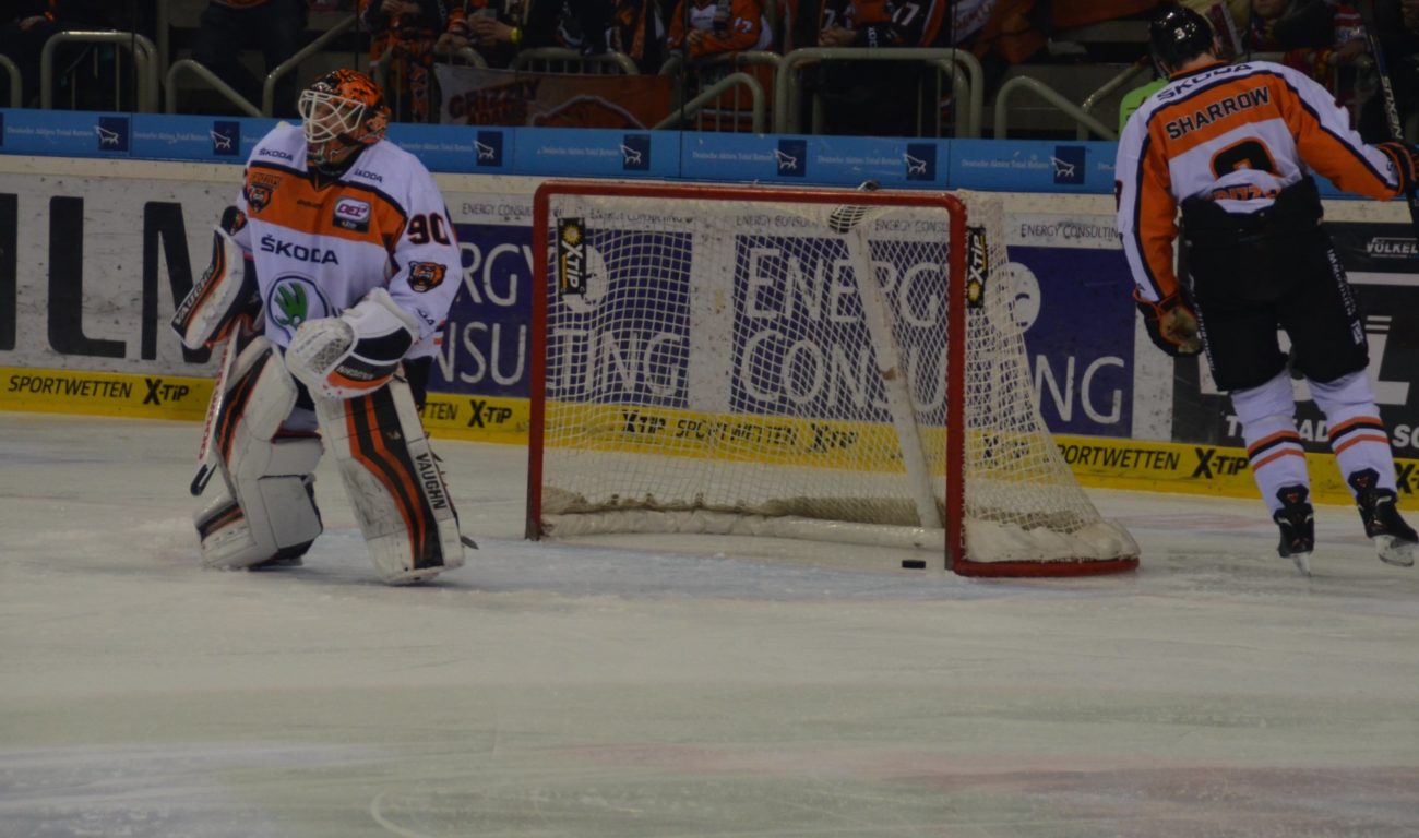 1:0 für die DEG durch Drayson Bowman, Assists: Rob Collins und Daniel Kreutzer Lara A.