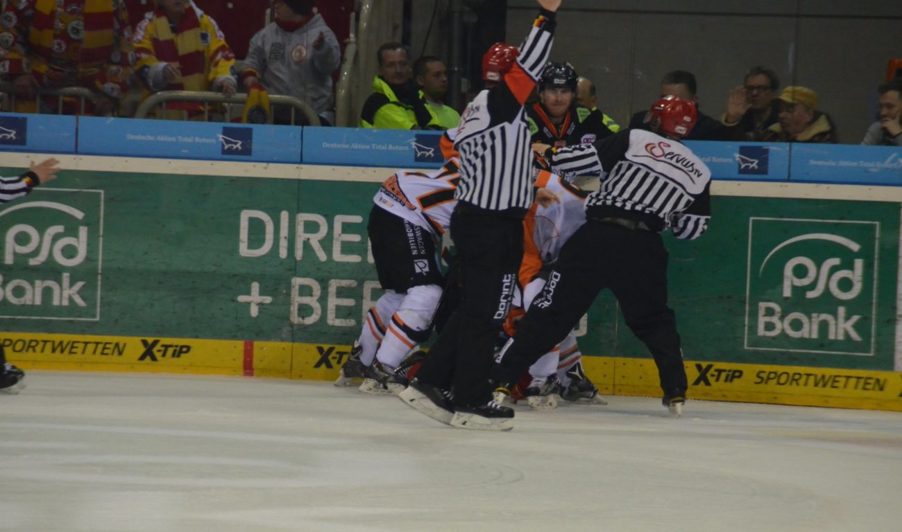 Wird der Arm gehoben ist Schluss mit toben. Lara A.