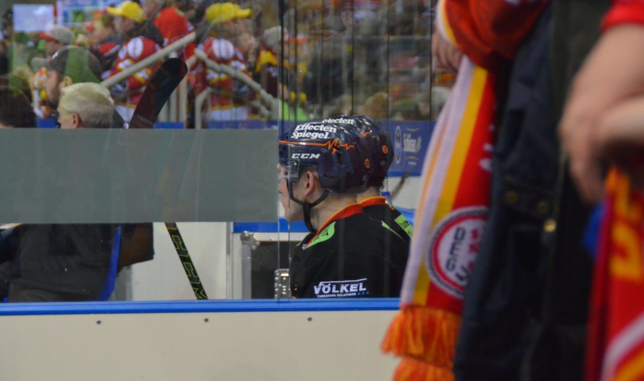 Düsseldorf zeitweise in 3-5 Unterzahl Lara A.