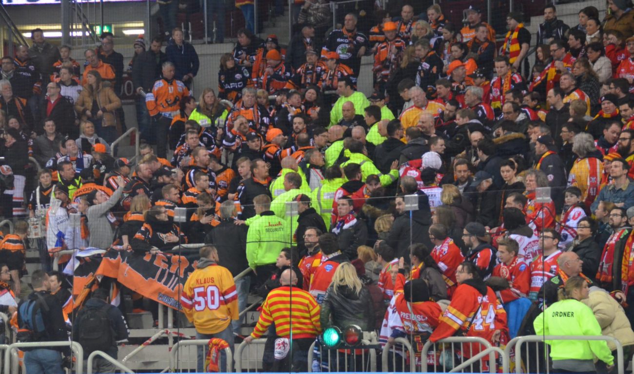 Natürlich wollen sich auch die Fans beider Mannschaften Liebe zeigen. Lara