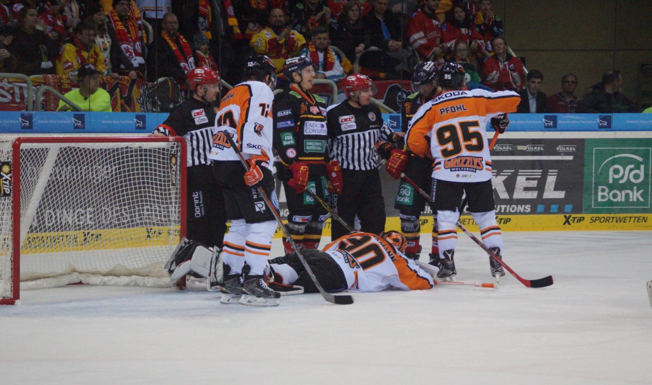 Corey Mapes (mitte) sieht das ganze eher gelassen und zeigt heute mal Zunge. Justus B.