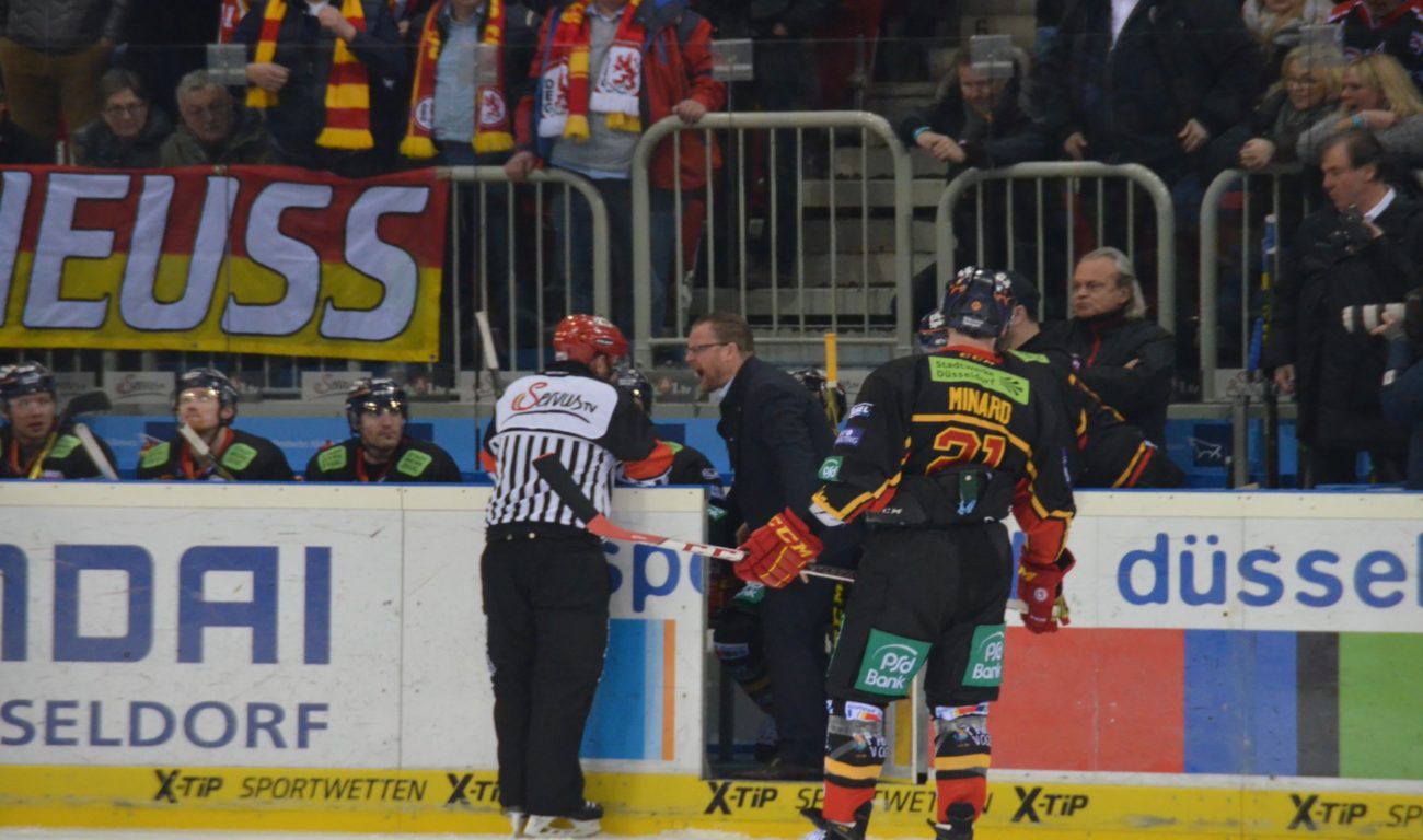 Nach zwei Disziplinarstrafen will Trainer Kreutzer auch ein bisschen Zuneigung gegenüber den Offiziellen loswerden. Lara A.