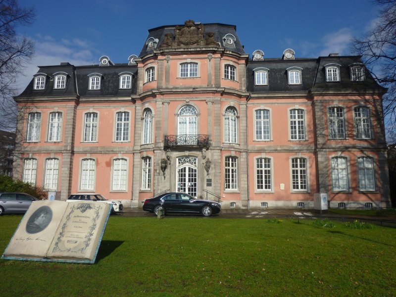 Das Schloss Jägerhof in Düsseldorf beherbergt das "Goethe Museum". Das wunderschöne Schloss ist auch als Location für Hochzeitsfotos sehr beliebt. Kann man gut verstehen, oder? Lea Schreck