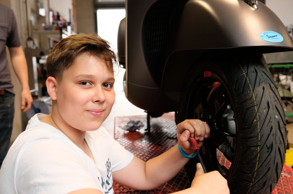 Nicht nur Theorie: Cassian darf in dem Vespa Betrieb auch anpacken. (Foto: Christina Behrens) Nicht nur Theorie: Cassian darf in dem Vespa Betrieb auch anpacken. (Foto: Christina Behrens)