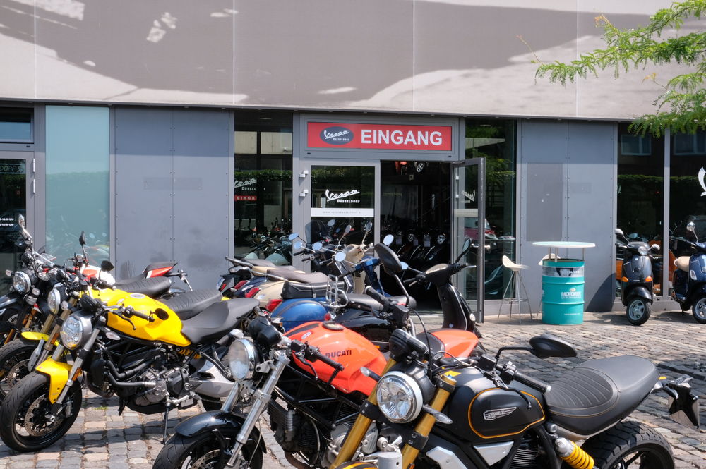 Vespa Düsseldorf (Classic Remise) in Düsseldorf-Eller. Hier sind auch größere Zweiräder zu finden. (Foto: Christina Behrens) Vespa Düsseldorf (Classic Remise) in Düsseldorf-Eller. Hier sind auch größere Zweiräder zu finden. (Foto: Christina Behrens)
