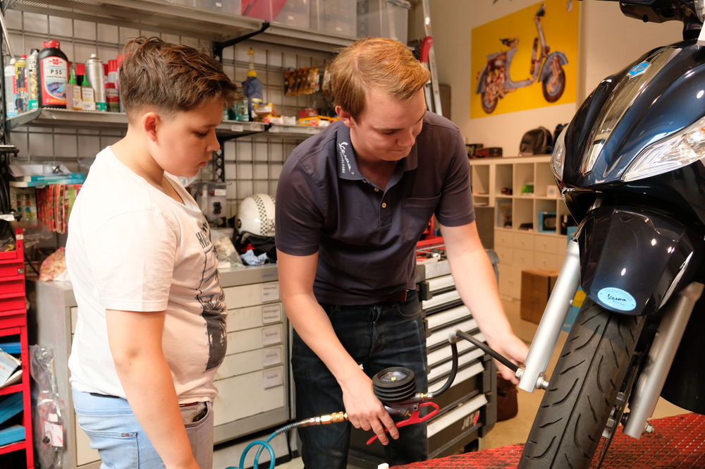 Auch dem Meister darf Cassian über die Schulter gucken. (Foto: Christina Behrens) Auch dem Meister darf Cassian über die Schulter gucken. (Foto: Christina Behrens)