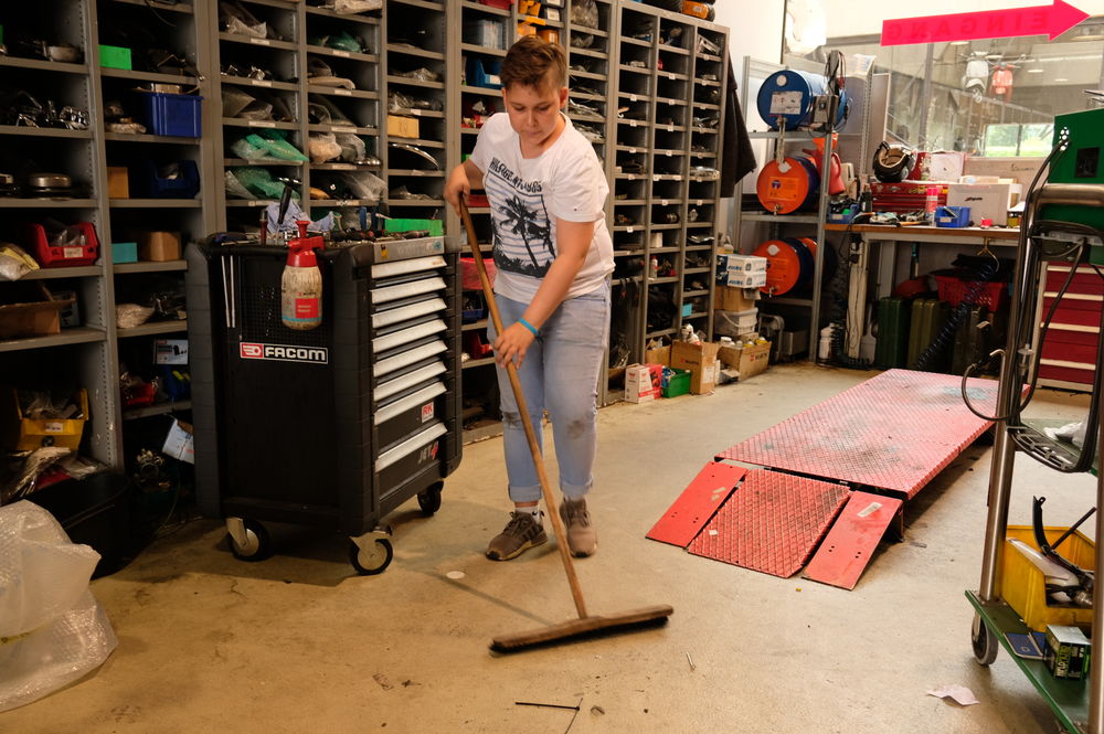 Fegen gehört in einer Werkstatt auch zum Arbeitsalltag. (Foto: Christina Behrens) Fegen gehört in einer Werkstatt auch zum Arbeitsalltag. (Foto: Christina Behrens)
