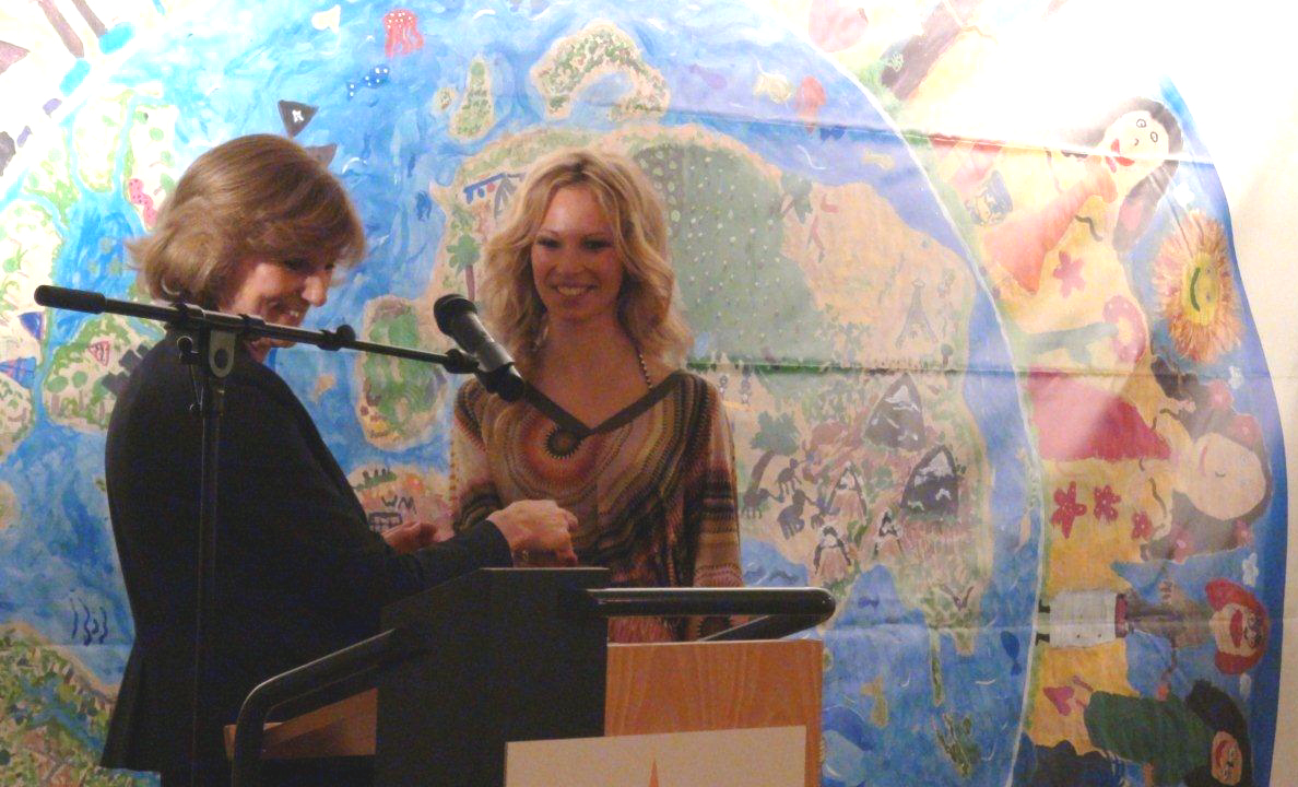 So fair ist Kaiserswerth Vorstandsvorsitzende des Fairtrade Düsseldorf e. V. Gabriele Krüger und Birte Glang präsentieren die Fair Fashion`s Night. Benedikt Sondermann