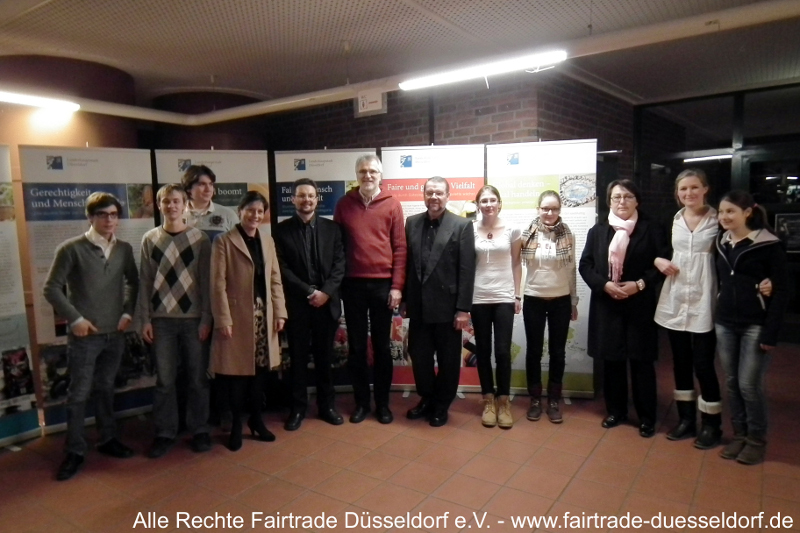 Die Fairtrade AG des Suitbertus Gymnasiums präsentiert Fairtrade Plakate im Foyer der Schule. Fairtrade Düsseldorf e. V. Die Fairtrade AG des Suitbertus Gymnasiums präsentiert Fairtrade Plakate im Foyer der Schule. Fairtrade Düsseldorf e. V.