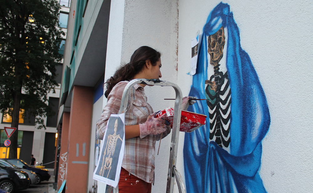 Graffiti-Künstlerin aus Afghanistan beim Urban-Art-Festival Graffiti-Künstlerin aus Afghanistan beim Urban-Art-Festival