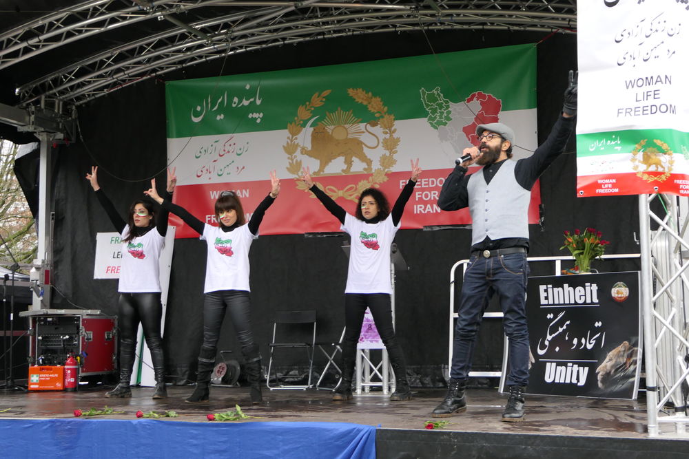 Frauen, Leben, Freiheit: Demonstration für Iran am Frauenkampftag Dariush Safari führte mit einer Tanzgruppe mehrere Lieder auf. (Foto: youpod/Athina)